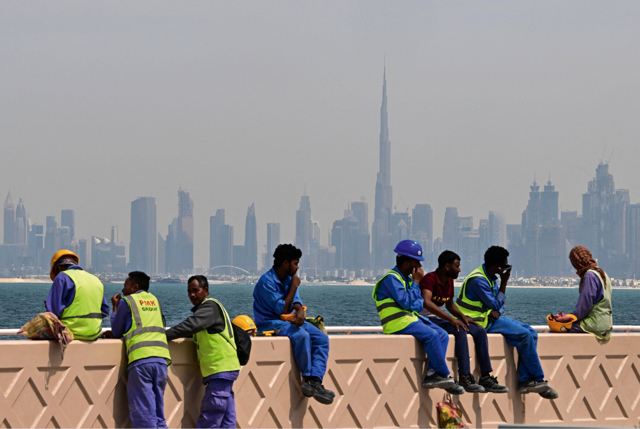 I lavoratori asiatici intrappolati dalle bombe